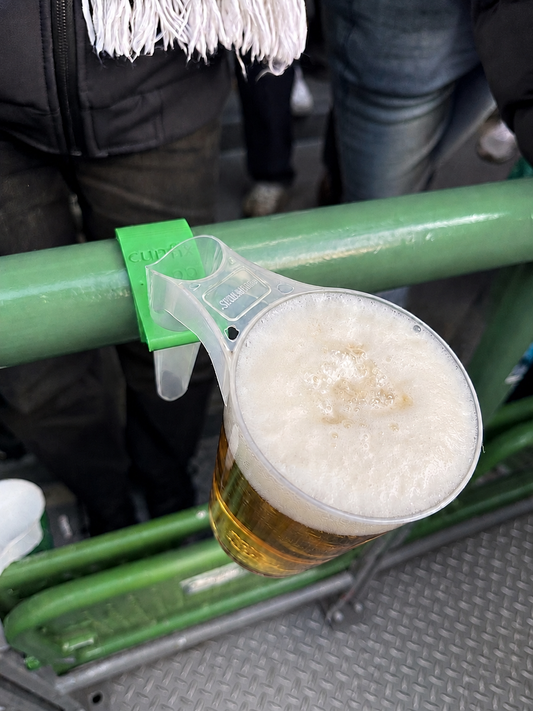 Cupfix Becherhalter mit Bierbecher in der Stehkurve im Einsatz
