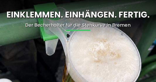 Einklemmen, einhängen, fertig – Cupfix Becherhalter mit Bier an einer Stange in der Stehkurve